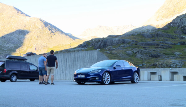 Zawrotna Tesla i S-klasa na youngtimera!